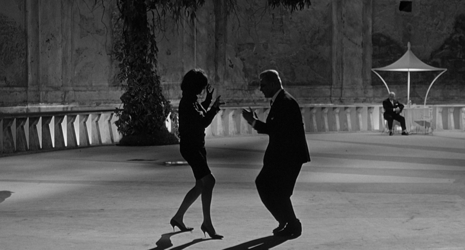 Couple dancing at Sinfonie In Scena formal dressed in wide open scenario in black and white in Italy