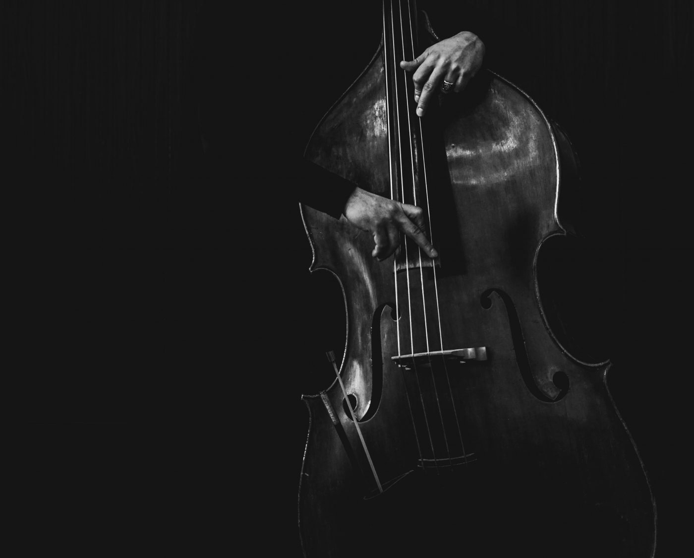 Jazz is everywhere in this twisted psychological thriller, taking stage in several locations: Palazzo Malcovati on the island of Ischia, a club in Naples, a record store in Rome, and a terrace in what we are told is Sanremo. 