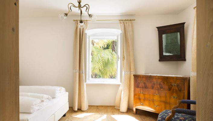 a bright lit bedroom at Ottmanngut