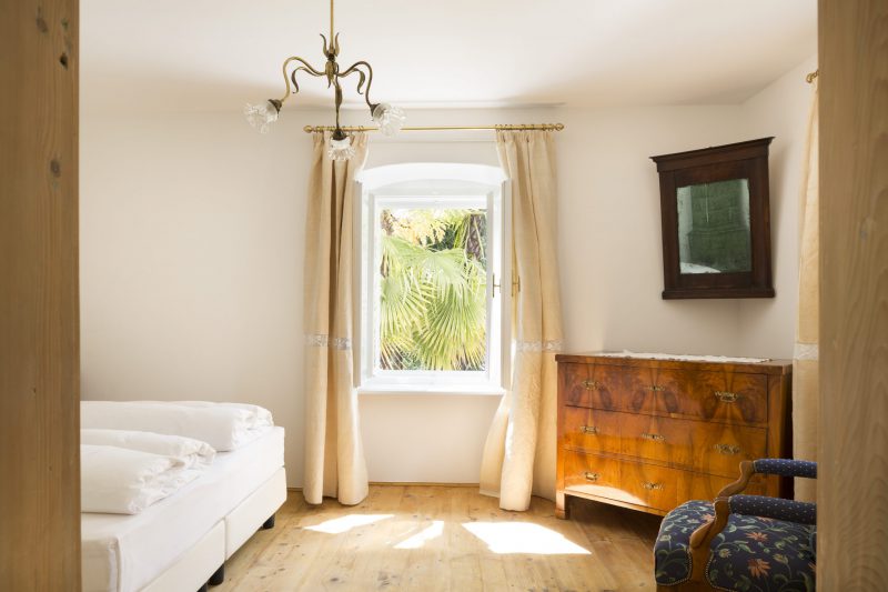 a bright lit bedroom at Ottmanngut