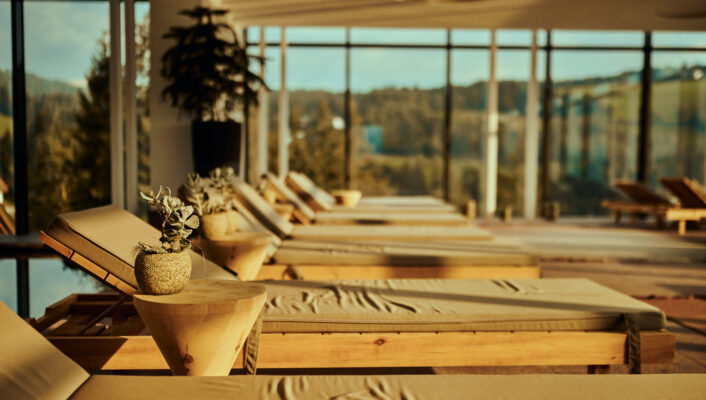 lounge chairs along the pool at Hotel Saltus with a view of the mountains