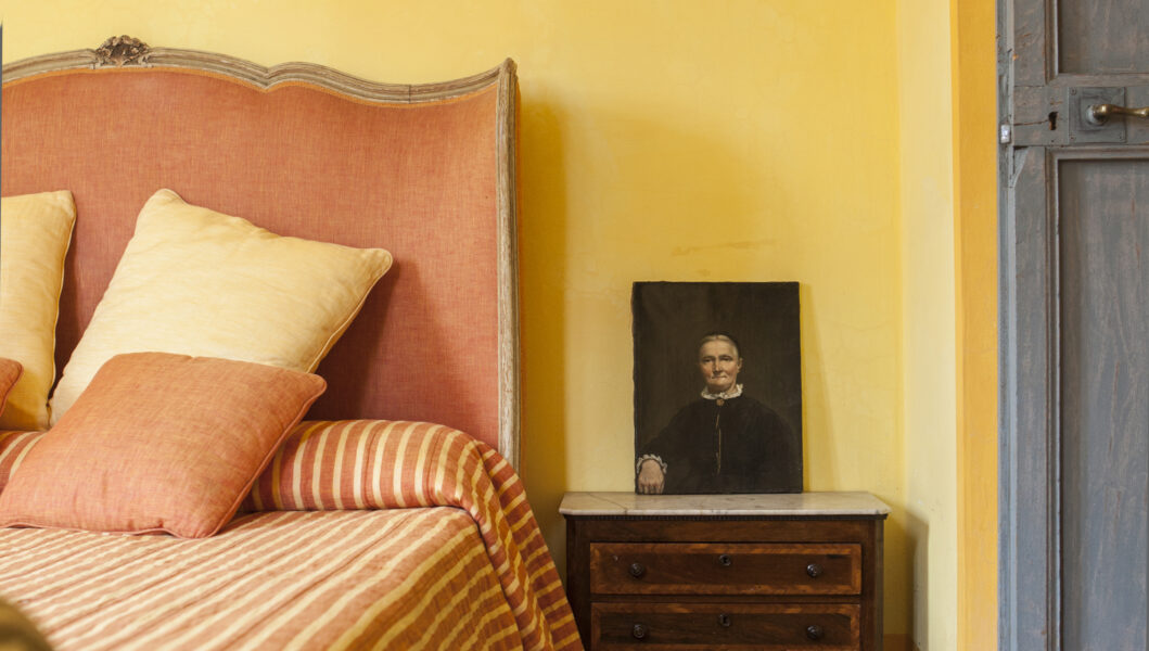 a yellow bedroom at Tenuta di Bertarello