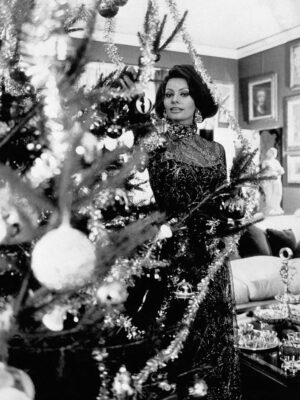 The best 5 things Holiday edition decorating christmas tree The best 5 things Holiday edition christmas tree italian holiday christmas natale albero di natale light decorations red texture pattern photography background festive aesthetics vintage b&w black and white
