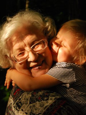 famiglia italiana - nonna famiglia italiana - family time landscape shadows italia italy italian family relationship sunset family portrait people photography aesthetics summer hugs grandmother kids nipoti