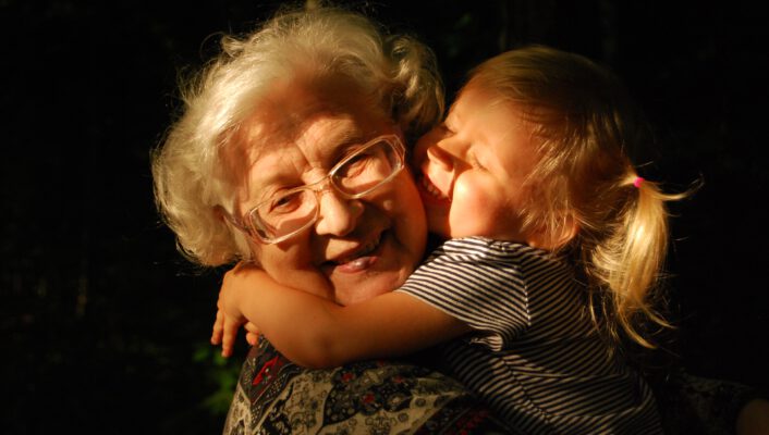 famiglia italiana - nonna famiglia italiana - family time landscape shadows italia italy italian family relationship sunset family portrait people photography aesthetics summer hugs grandmother kids nipoti