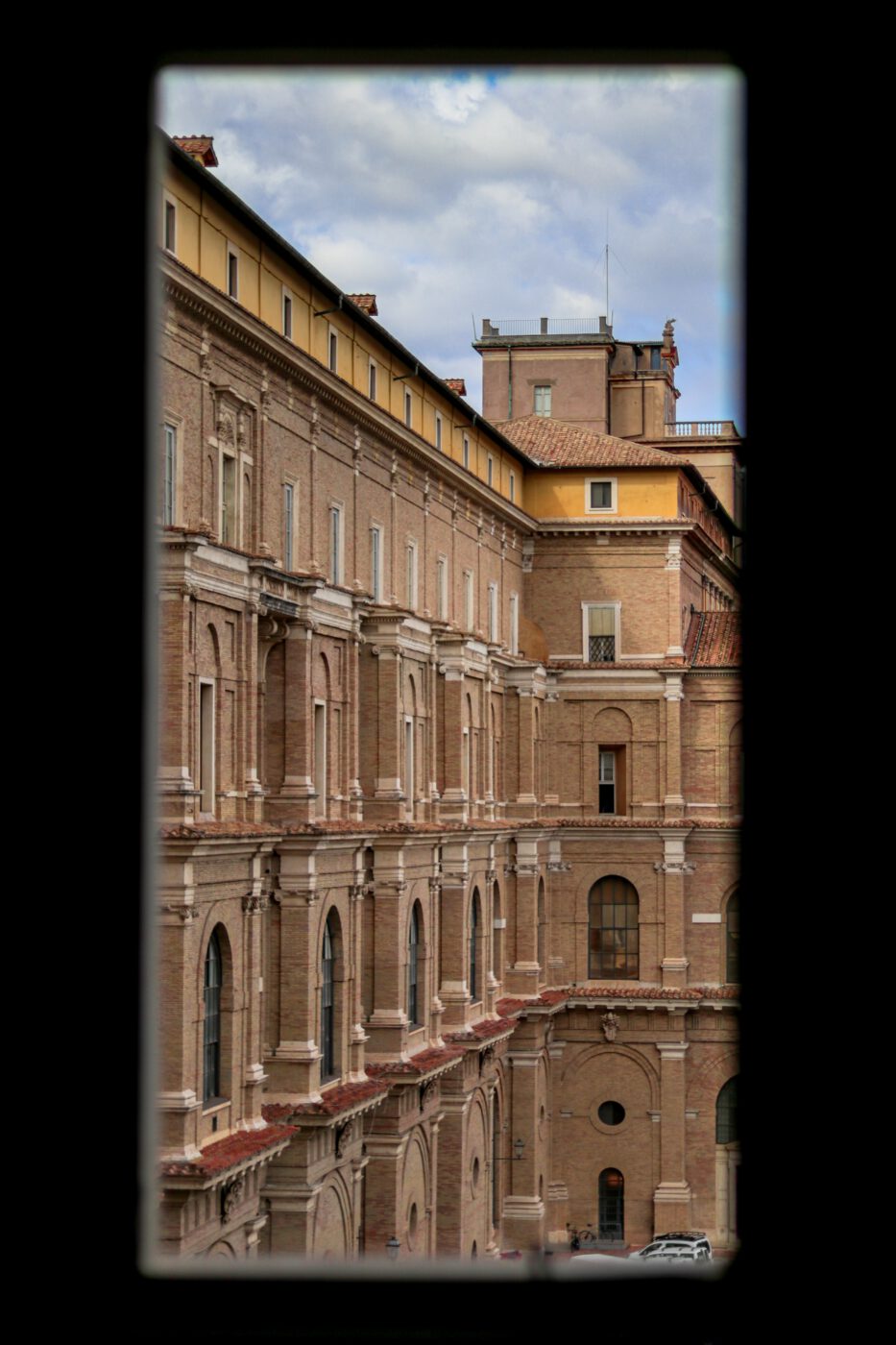 Traveling Italy on a Dime - italian architecture Italy small villages street aesthetics spring in italy