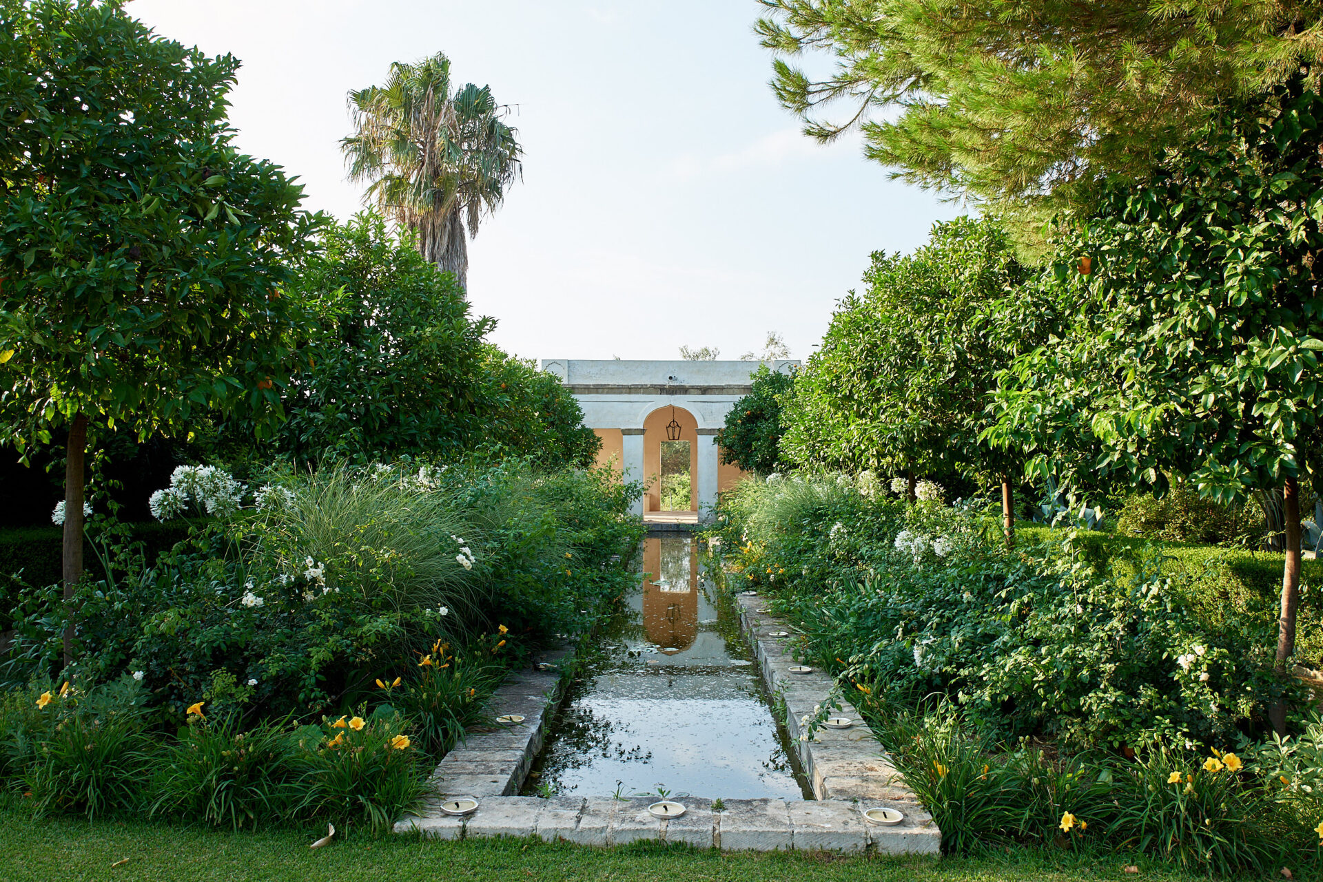 a fountain surrounded by lush foliage at Commenda Di San Calogero
