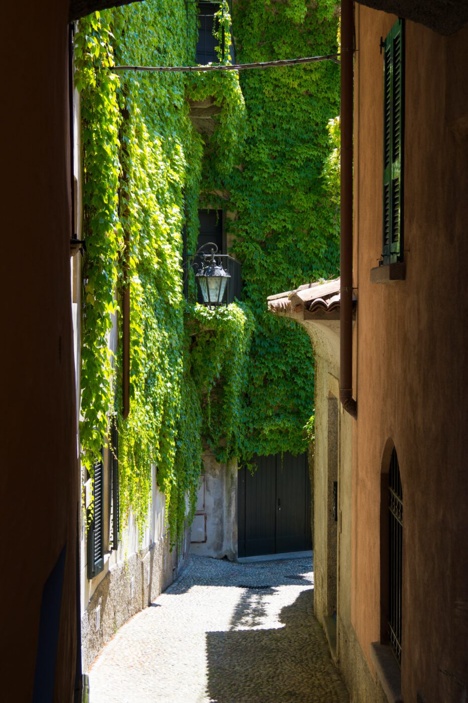 Traveling Italy on a Dime - italian architecture Italy small villages street aesthetics spring in italy