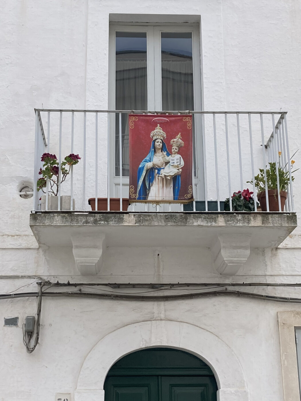 ‘’Il Paese in Festa’’: The Story of Puglian Feasts & A Traditional Focaccia Recipe traditional party festival italian town luminarie puglia puglian party