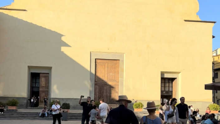 the sun shining on the big, empty facade of piazza santo spitiro