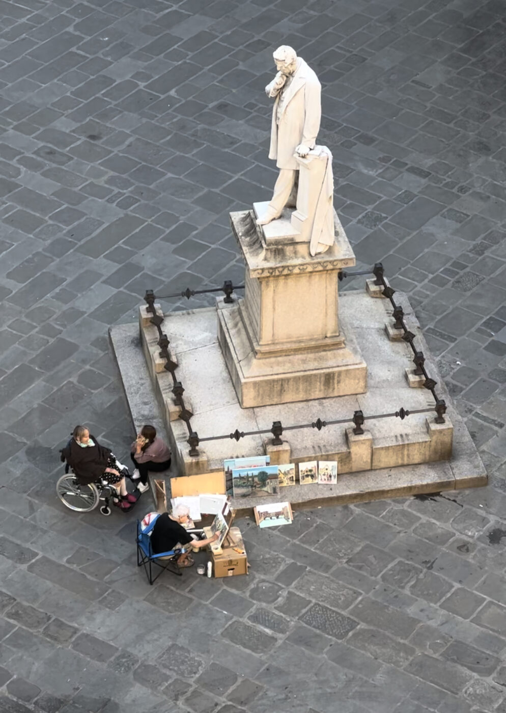 an overhead aerial photo of a statue in piazza santo spirito