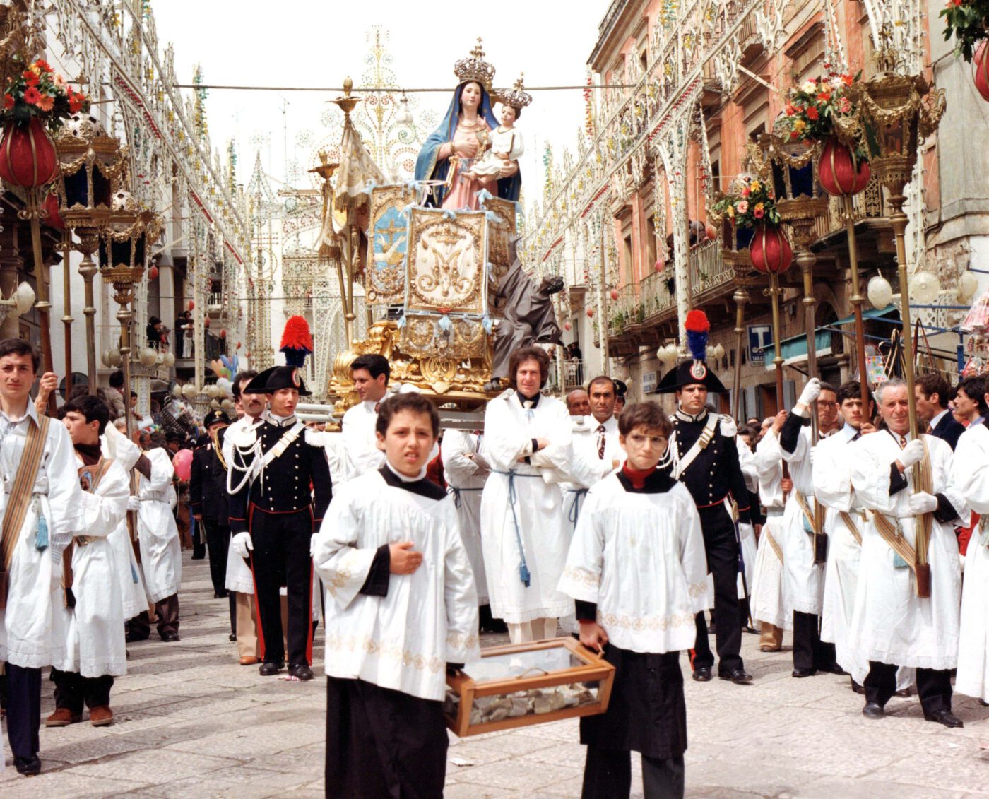 ‘’Il Paese in Festa’’: The Story of Puglian Feasts & A Traditional Focaccia Recipe traditional party festival italian town luminarie puglia puglian party tradition