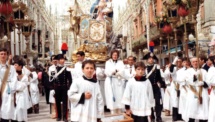‘’Il Paese in Festa’’: The Story of Puglian Feasts & A Traditional Focaccia Recipe traditional party festival italian town luminarie puglia puglian party tradition