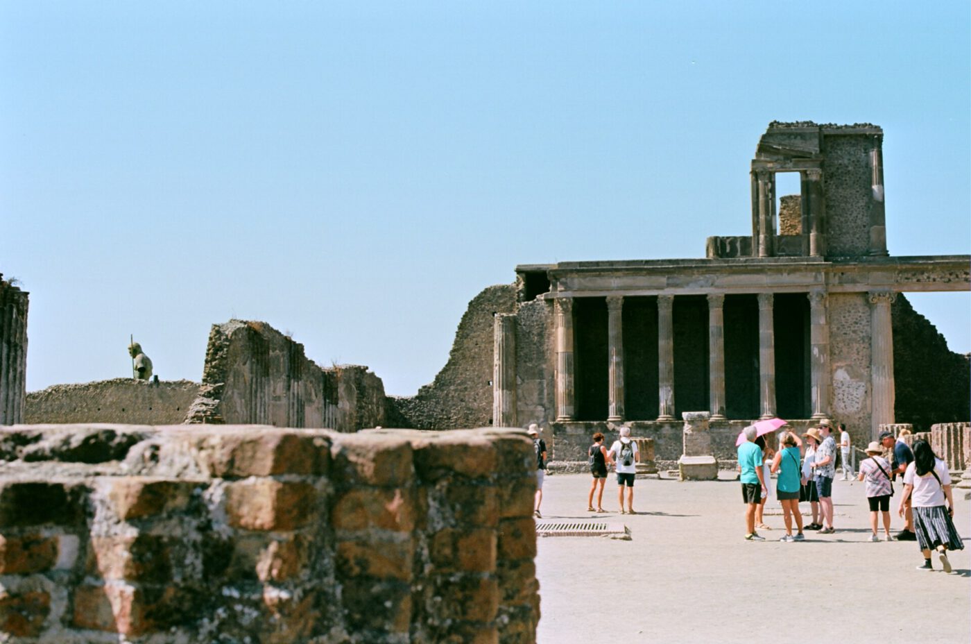 Cosa Ci Ha Insegnato Pompei red rosso pompeiano pompeii naples campania ruins dead city visit italy discover italian architecture photopaphy ruins aestethics