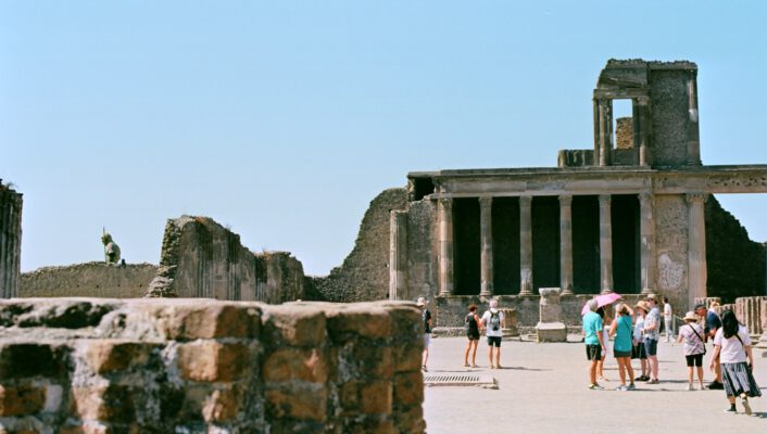 Cosa Ci Ha Insegnato Pompei red rosso pompeiano pompeii naples campania ruins dead city visit italy discover italian architecture photopaphy ruins aestethics