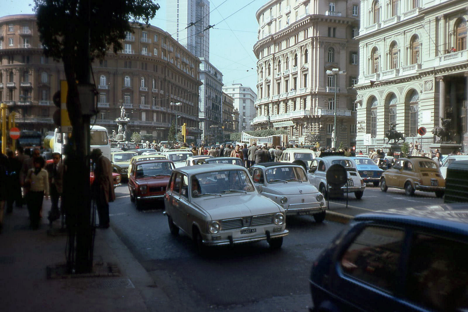 THE 5: HOW TO EAT, SPEAK AND DRIVE IN NAPLES Amalfi costiera beach holiday Italian summer dolce vita Italian sea beach campania naples napoli pizza napoletana neapolitan pizza mozzarella pomodoro basilico tomato italian food photography movie street car vintage 500