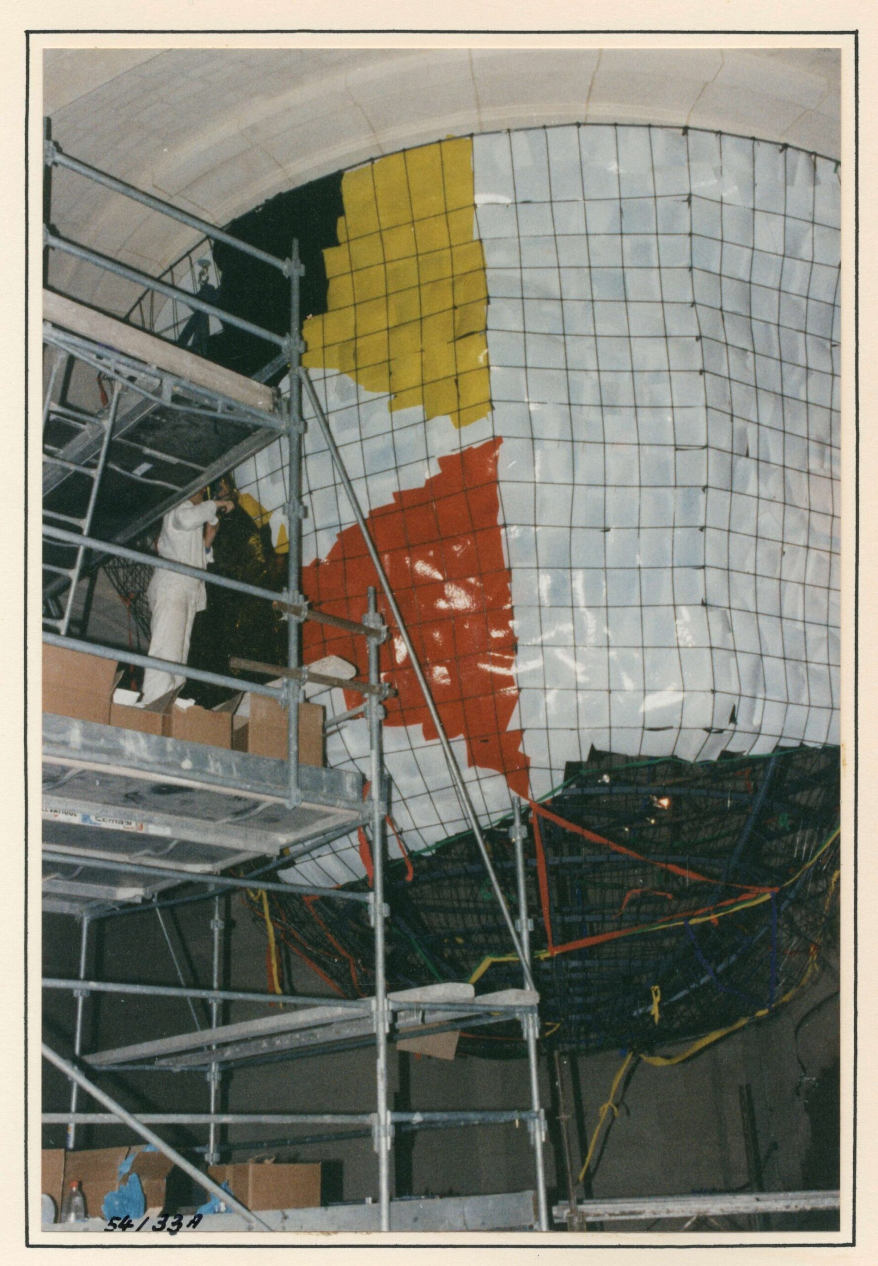 Weitere Einzelheiten Installation of the chandeliers in the museum in 1997. It was ordered to the Italian artist Gaetano Pesce for the entry