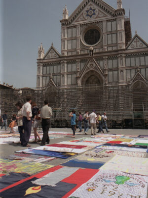 Aids quilt laid out in front of the church of San Lorenzo at the Conferenza sull'Aids a Firenze (1991). Photo courtesy of Giovanni Rodella.