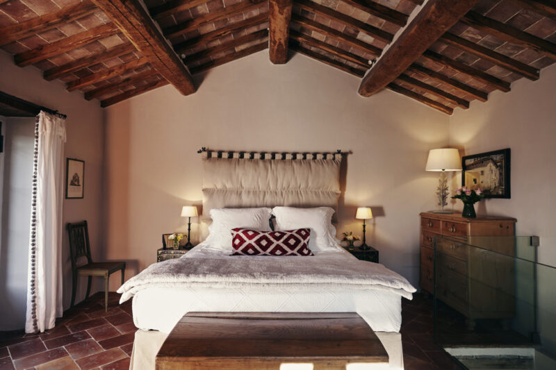 the bedroom at Le Caviere with a large white bed and slanted wooden roof