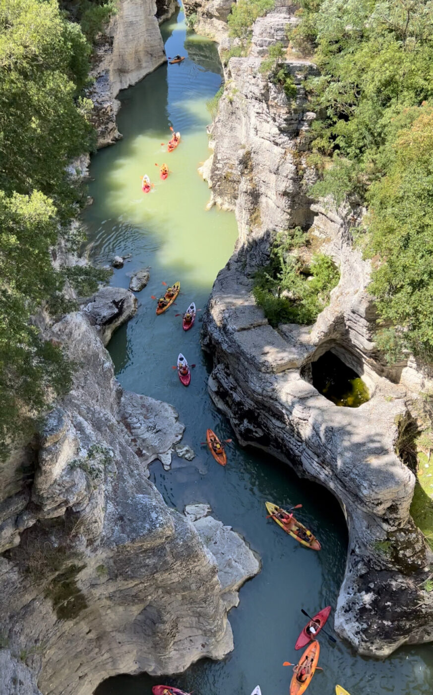 the Fiume Metauro taken from above between steep rocks filled with kayakers