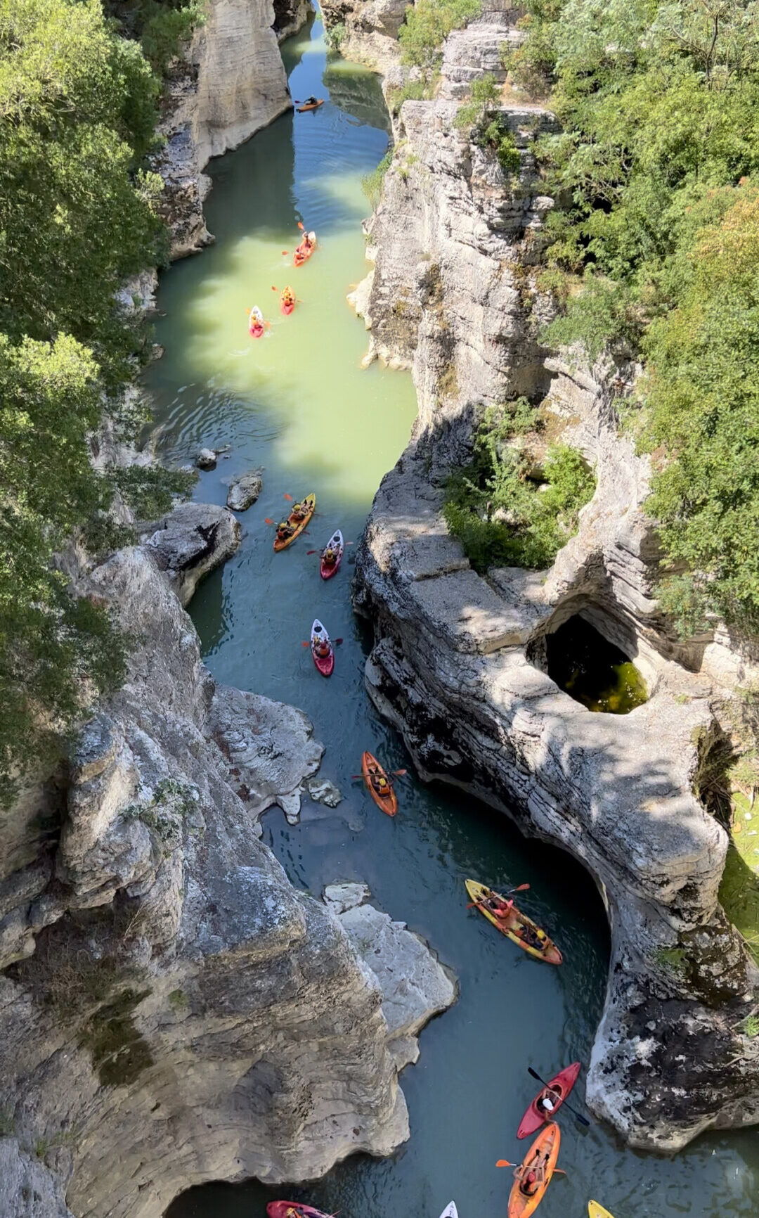 the Fiume Metauro taken from above between steep rocks filled with kayakers