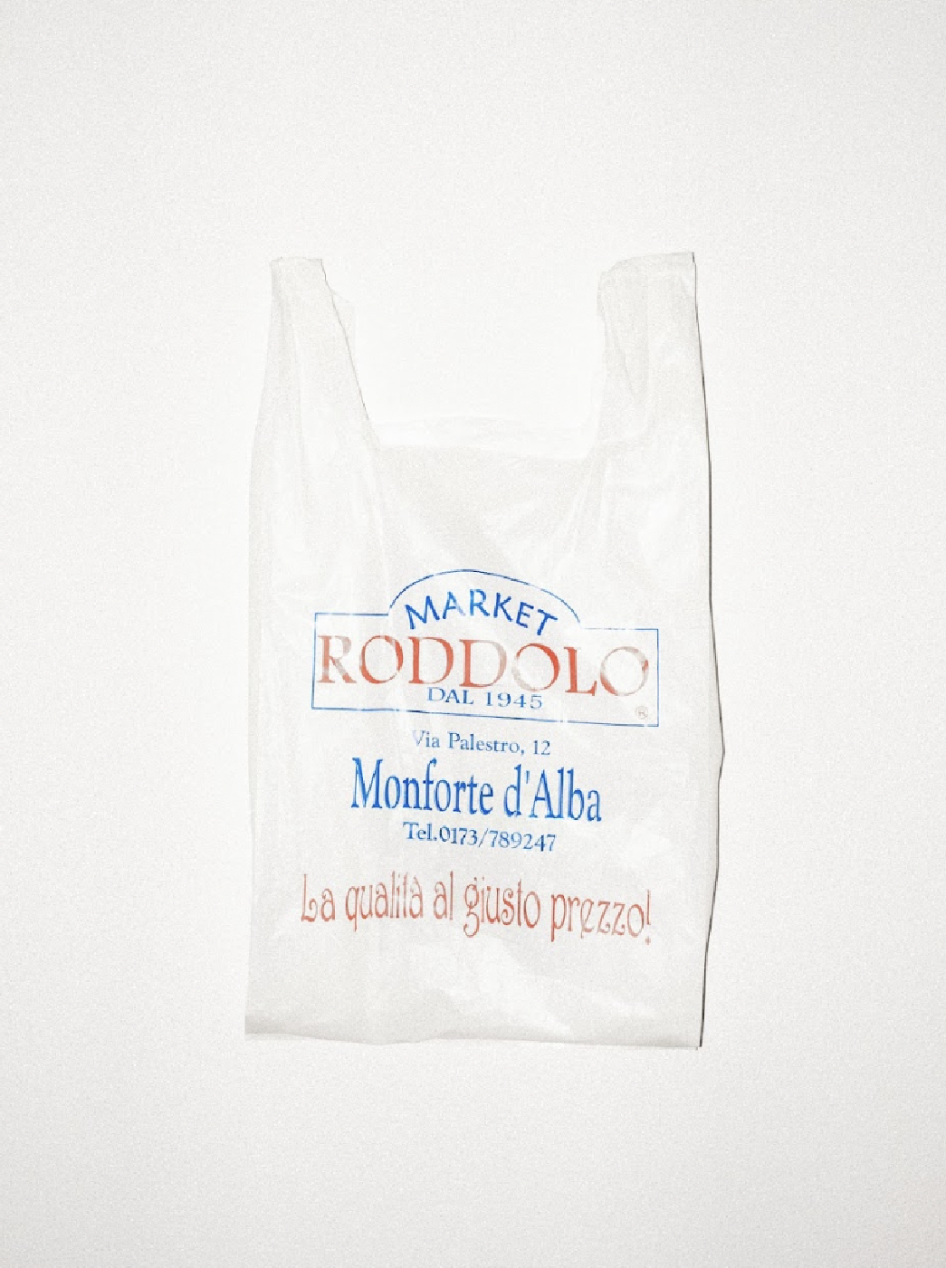photo by Letizia Cigliutti of a plastic bag from market roddolo in monforte d'alba