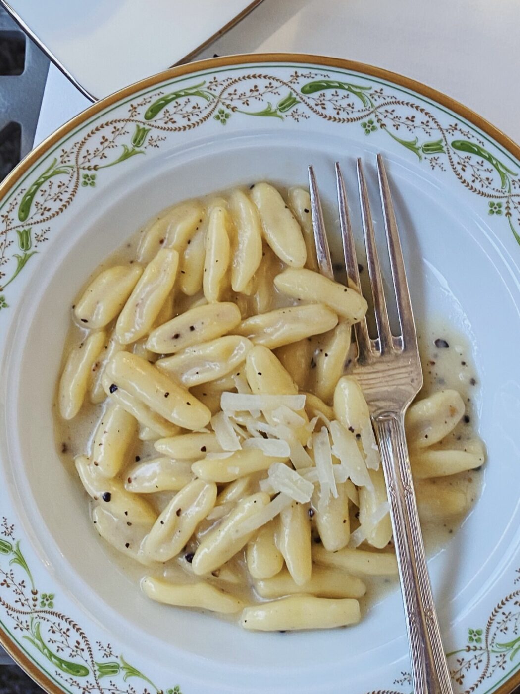 little pasta in a cacio e pepe sauce
