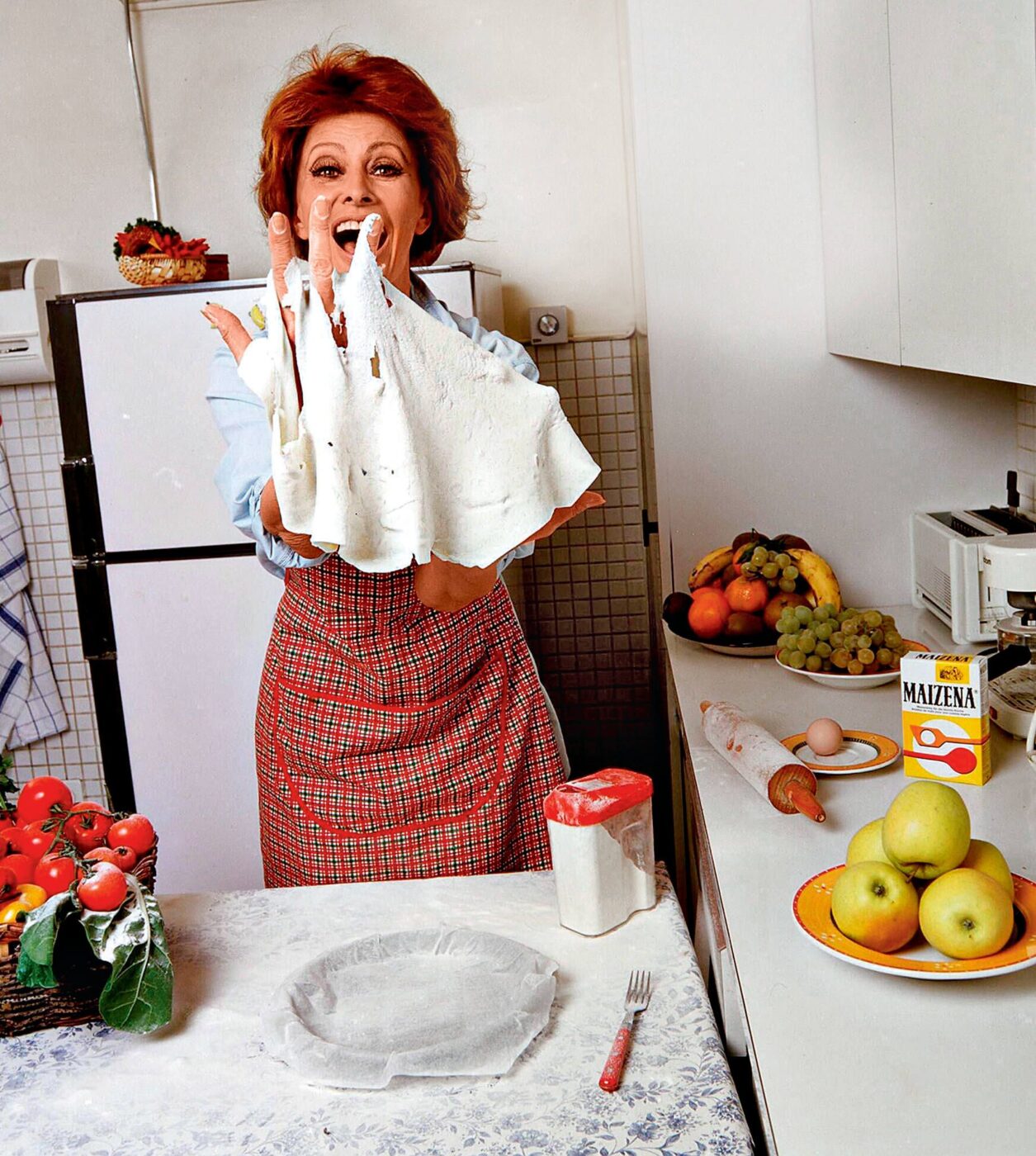Sophia Loren playing with pizza dough