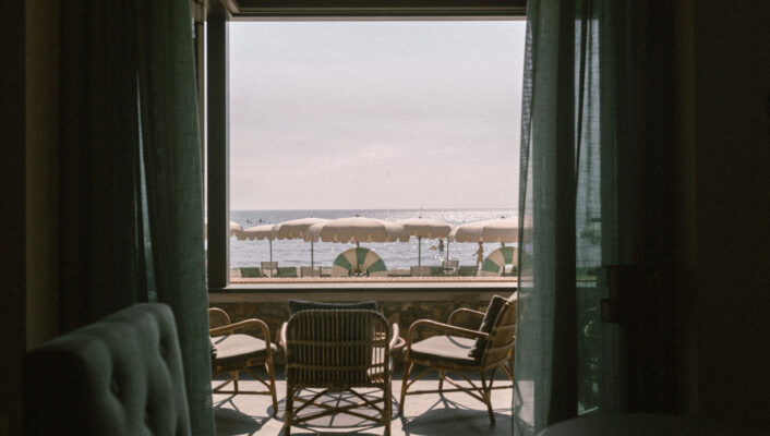 an image of the main bar at hotel windsor
