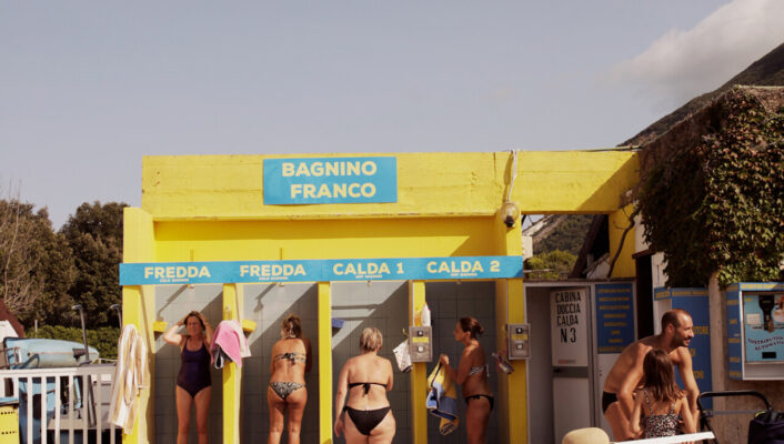 an image of a Bagni in marche with people taking showers marked caldo or freddo