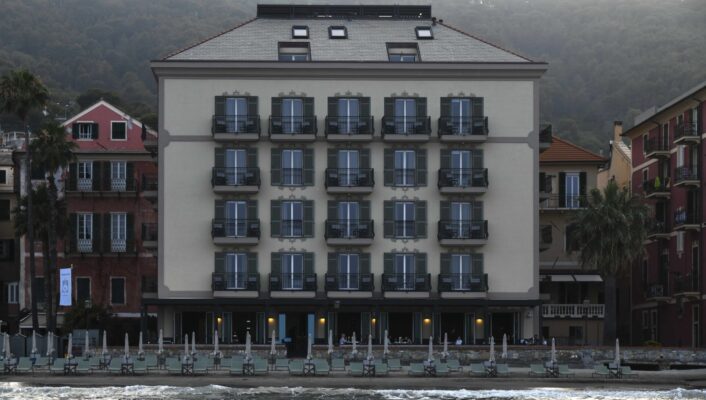 an image of the front facade of hotel windsor