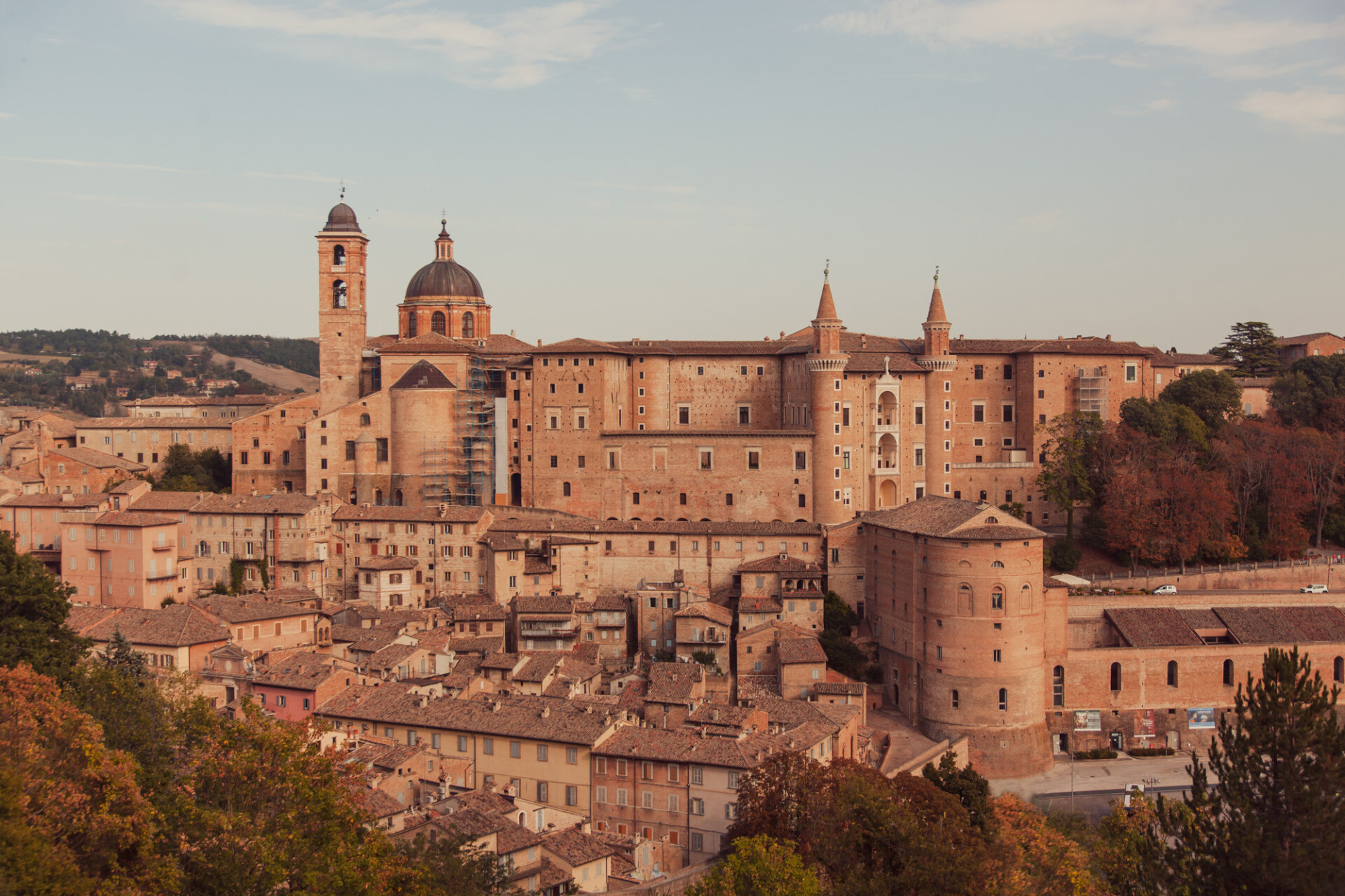 an image of the town of Urbino in Marche