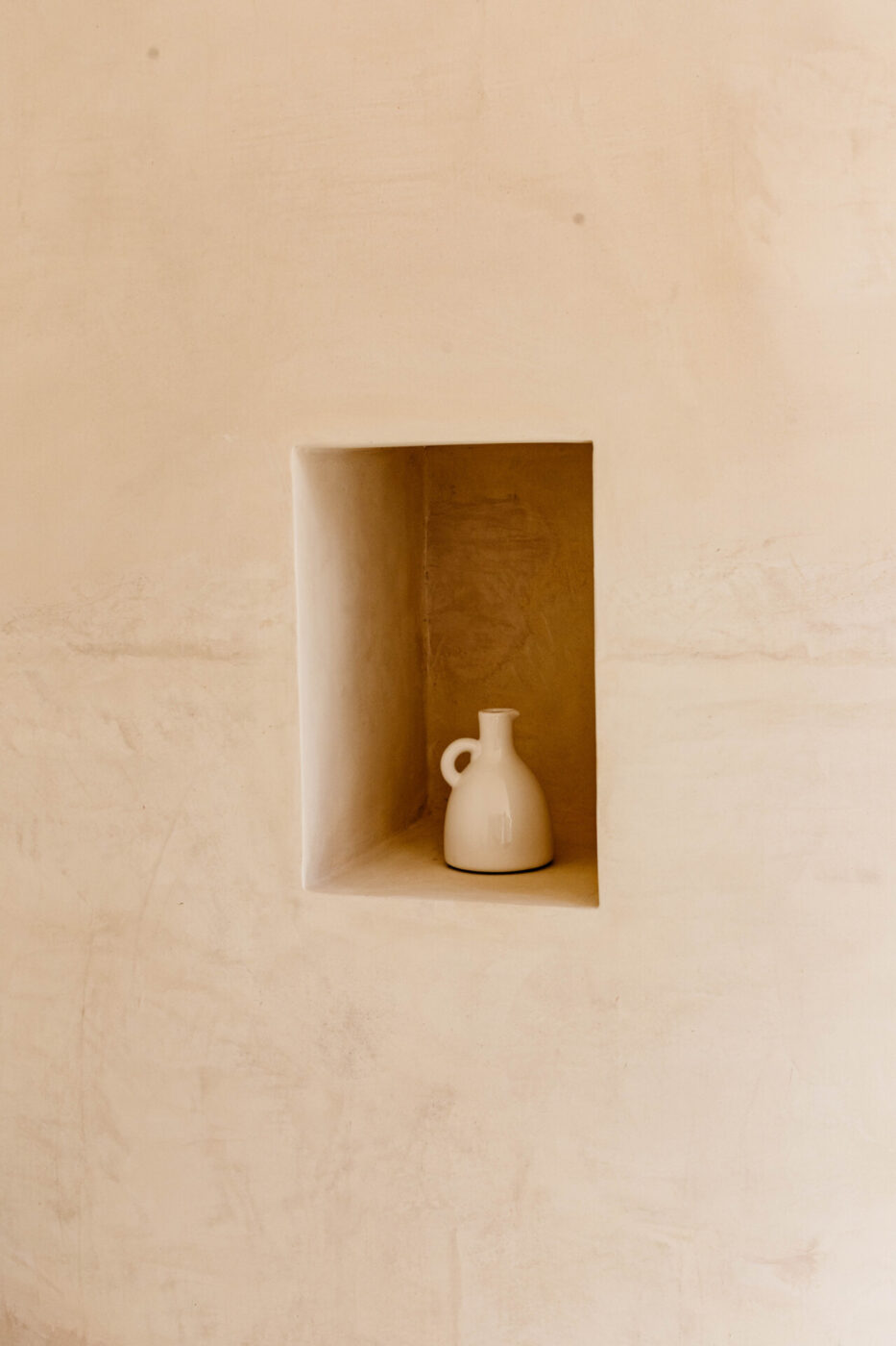a small cut out in the wall at Forte San Giorgio with a tiny vase