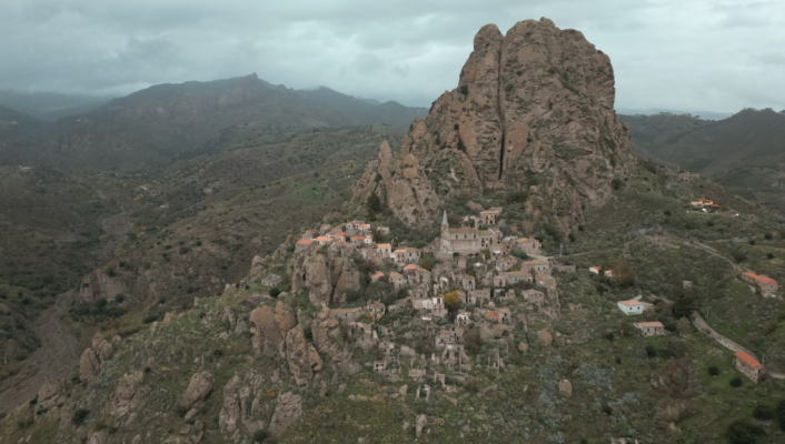 an image of the town of Pentedattilo