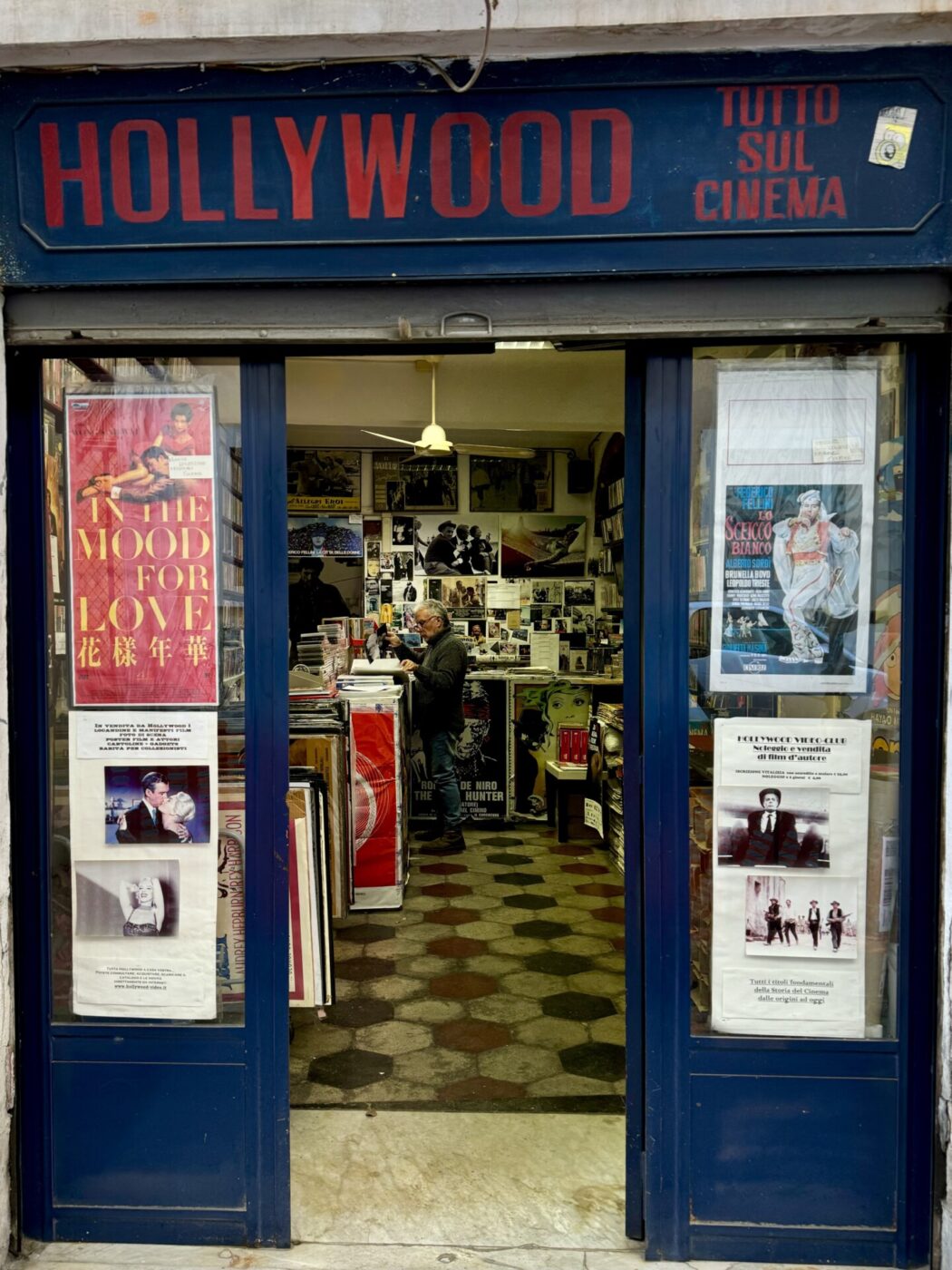 the entry way to the Roman store Hollywood Tutto sul Cinem