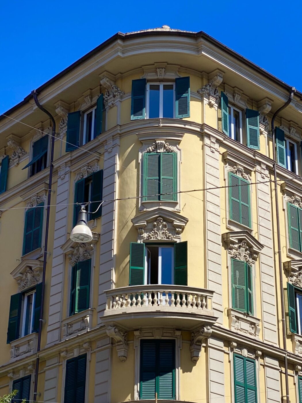 the rounded corner of a building in Rome