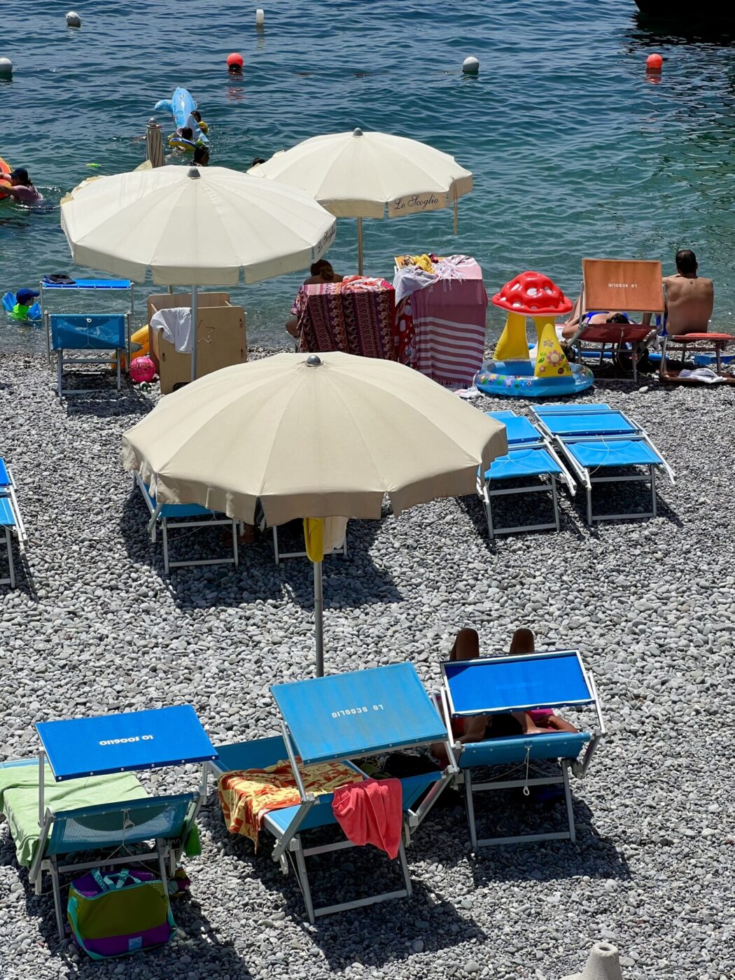 bright blue lounge chairs on the beach at Lo Scoglio in Amalfi