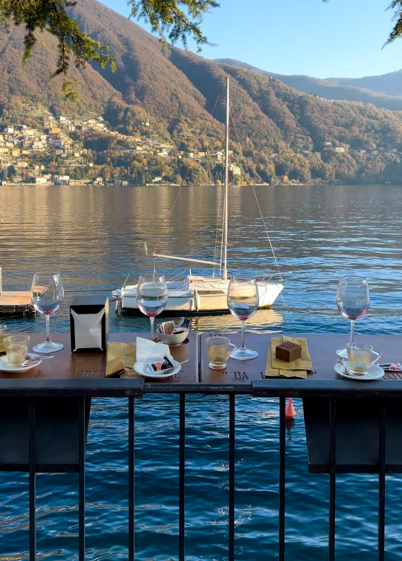 the bar along the lake at Bottega e Caffè Da Luciano