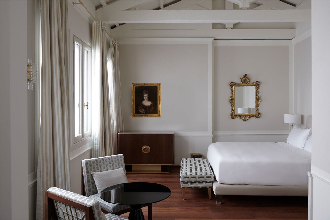 a crisp white room at Violino d'Oro