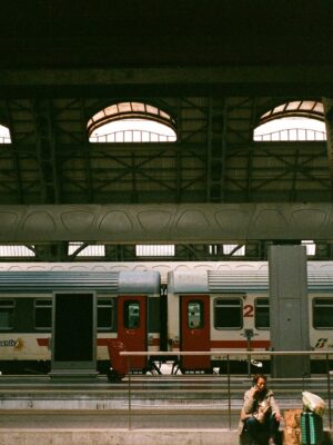 an image of a frecciabianca train going through a platform at a train station
