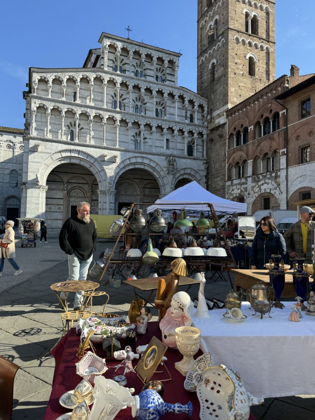 an image of a Vintage Market in an outdoor piazza in Tuscany