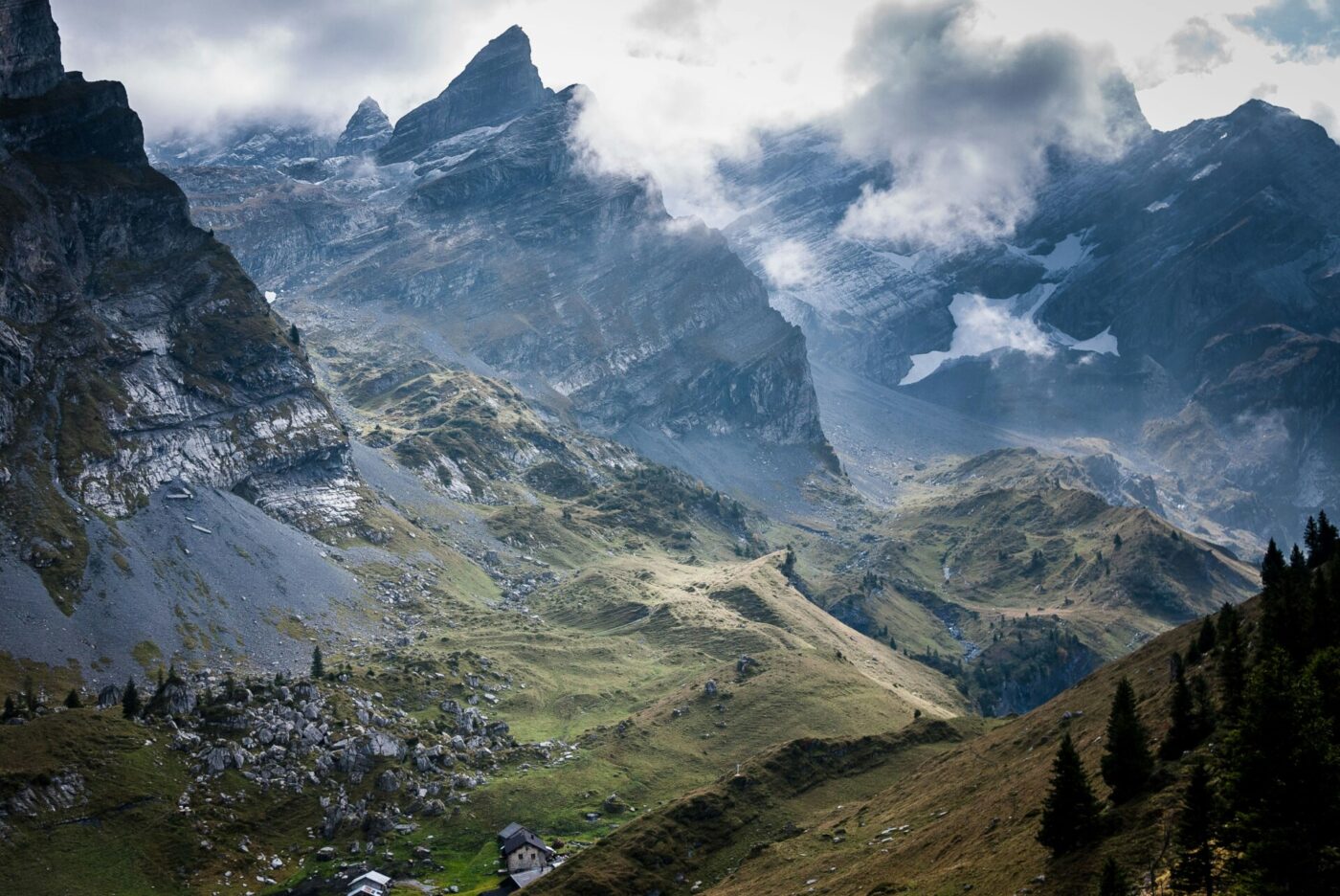 an image of the valley in the swiss alps