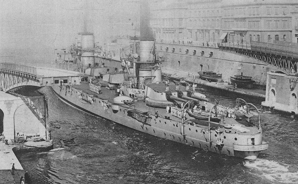 black and white overhead image of Battleship Dante Alighieri in Taranto in 1917