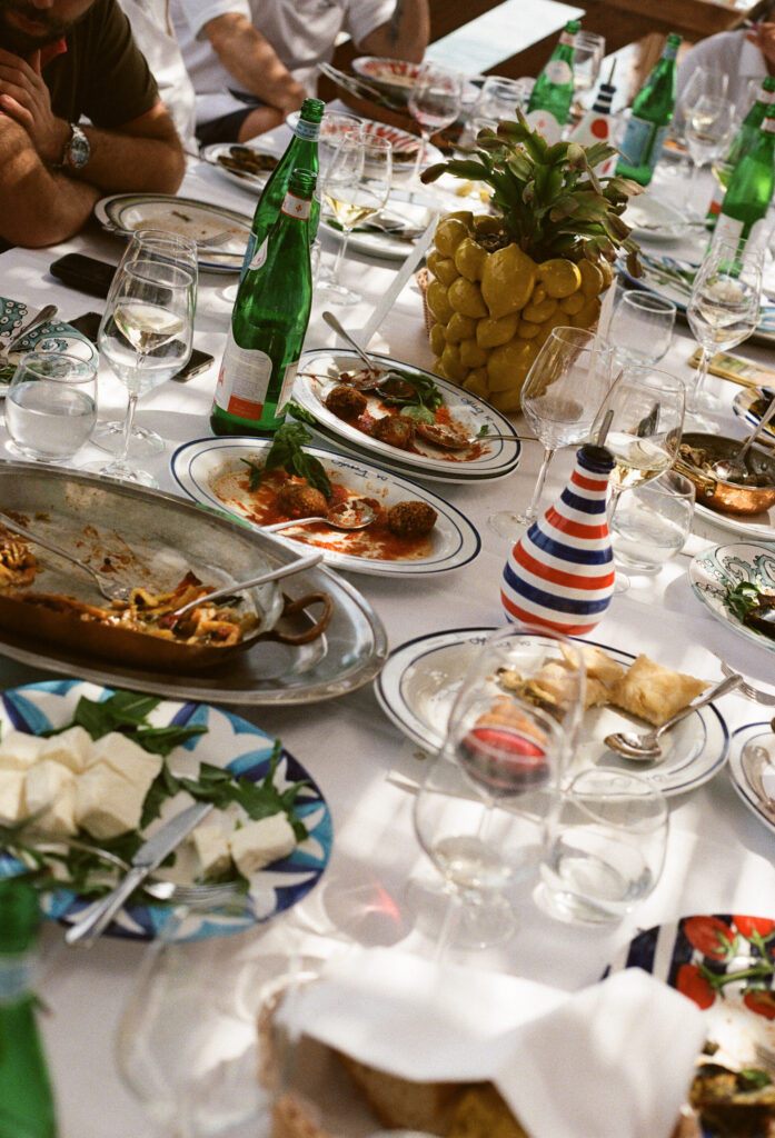 an image of a full table outside at Lo Scoglio
