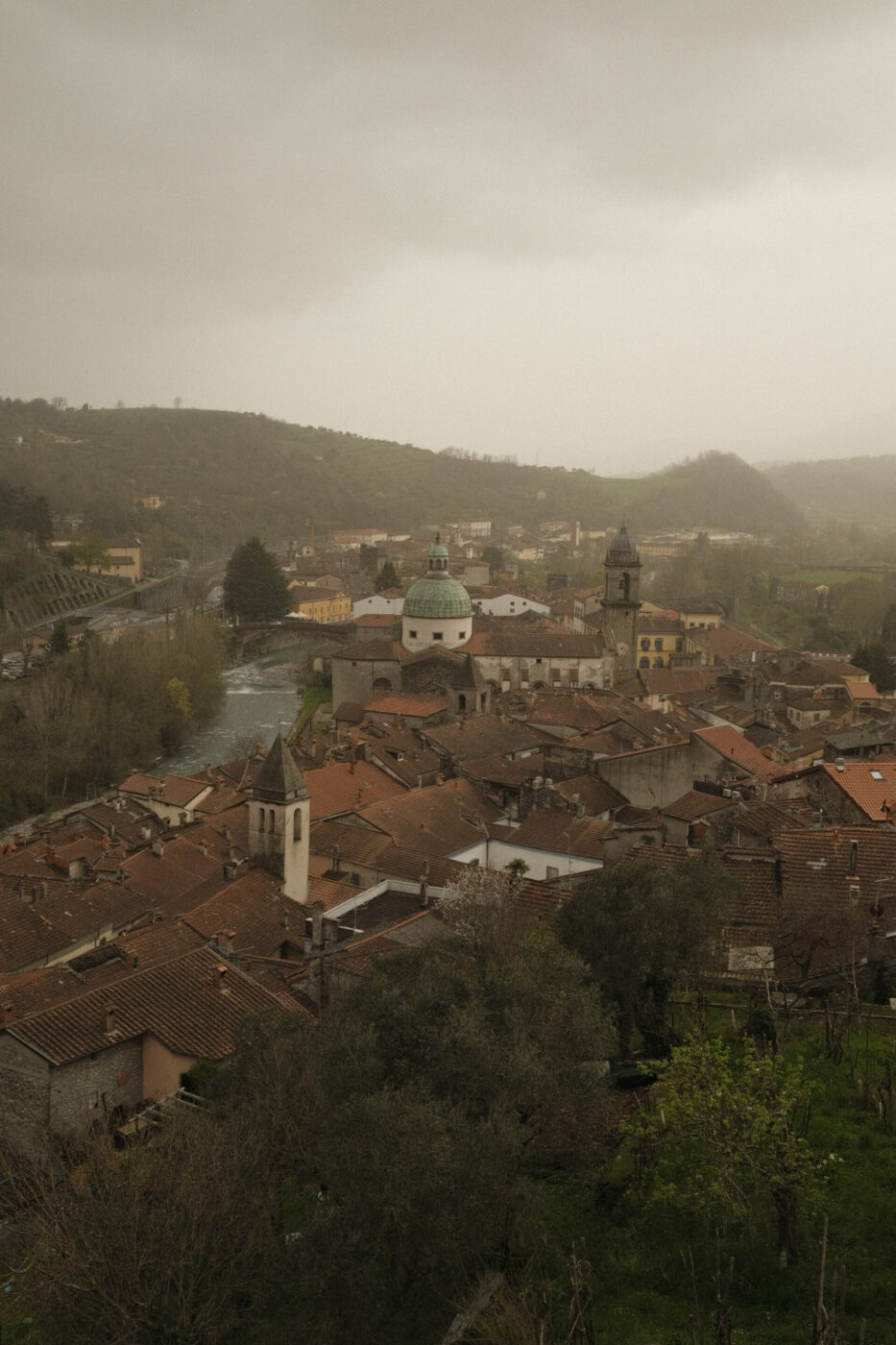 a foggy and cloudy photo over the city of Pontremoli
