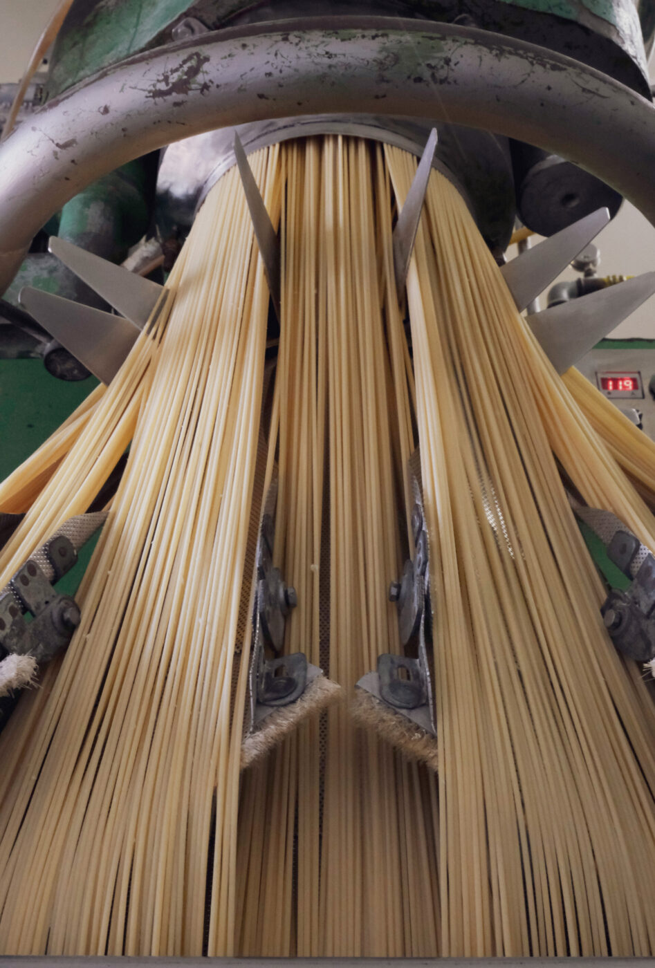 tirrena spaghetti passing through the bronze casts