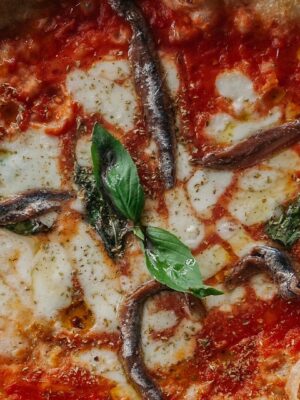 a close up image of a pizza with anchovies from song' e napule