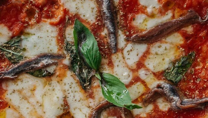 a close up image of a pizza with anchovies from song' e napule