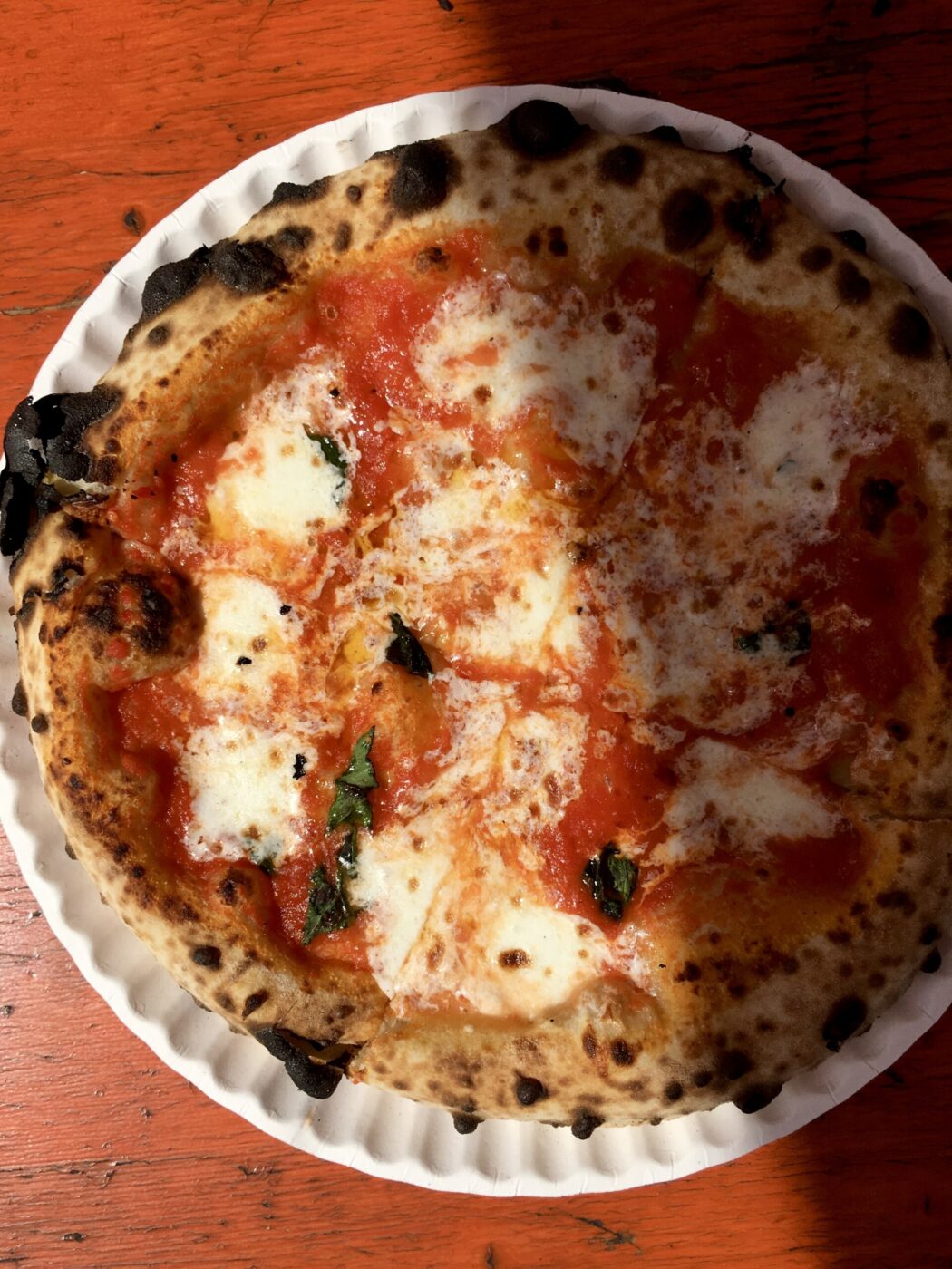 an image of a pizza margherita