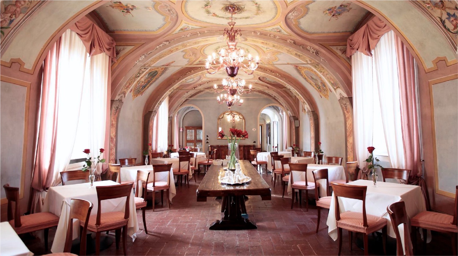 the frescoed cozy breakfast area of Relais San Maurizio